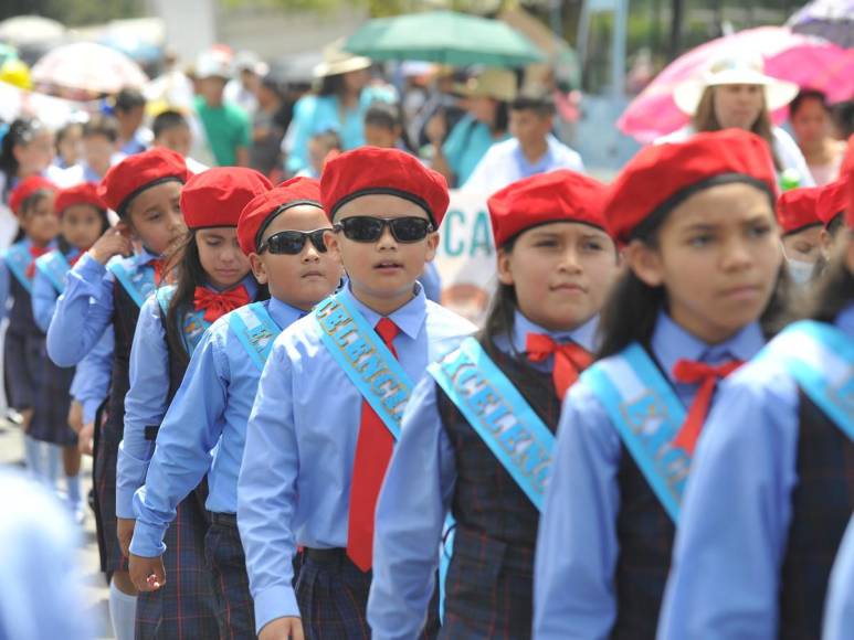 El fervor patrio de los desfiles de centros básicos capturado en 20 imágenes