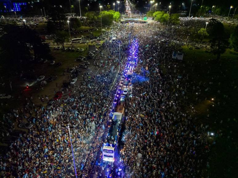 Entre cantos, llanto y fiesta fue recibida la selección de Argentina en Buenos Aires