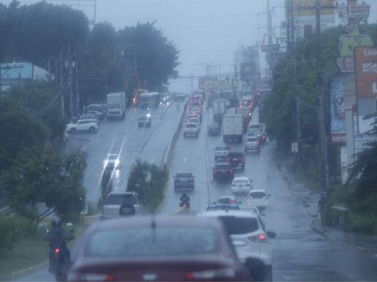 Fuertes lluvias oscurecen Tegucigalpa en pleno mediodía este martes