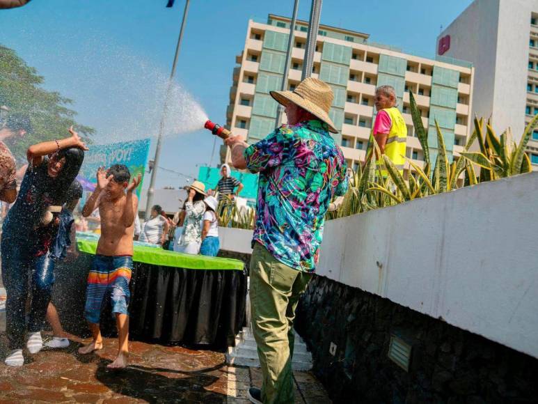 Así son las piscinas gigantes que instalaron en el parque central de San Pedro Sula