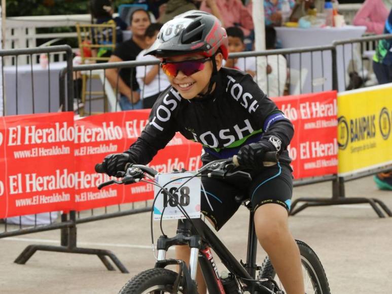 ¡Velocidad y competencia! Los aguerridos ciclistas de 9-10 años