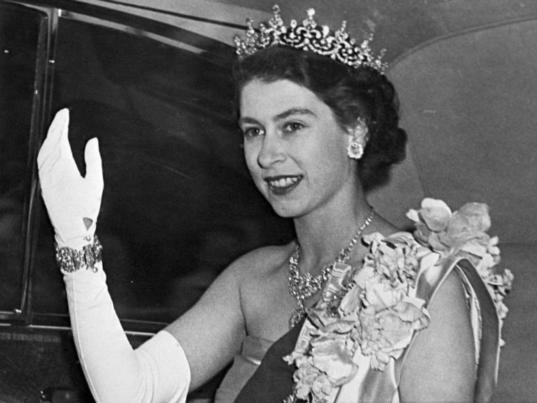 Los momentos históricos que marcaron 70 años de reinado de Isabel II (Fotos)