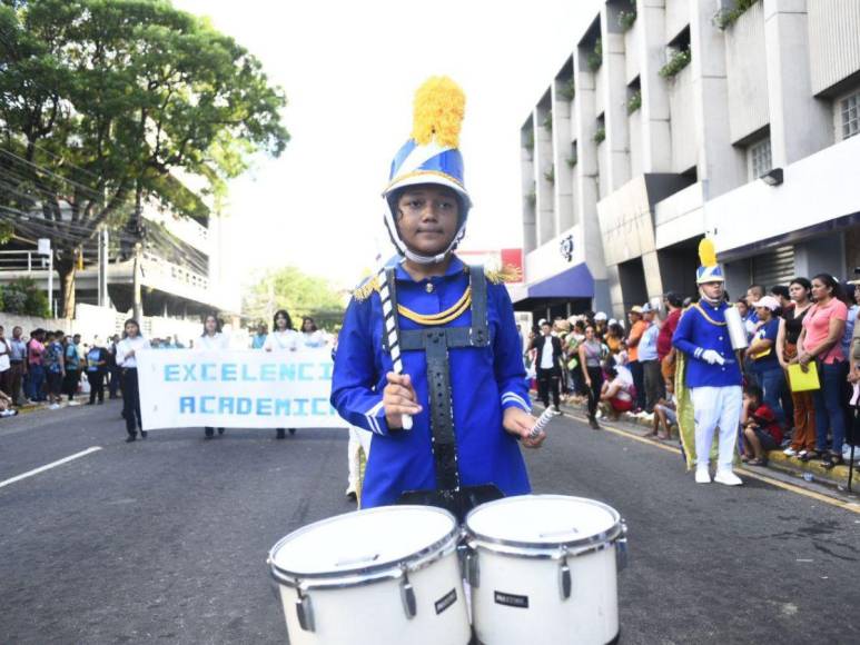 Con fervor y patriotismo, bandas marciales deslumbran este 15 de septiembre