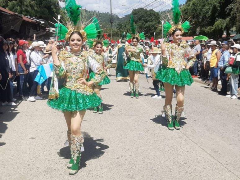 Con hermosas palillonas, juegos tradicionales y representaciones culturales, Danlí celebra la Independencia de Honduras