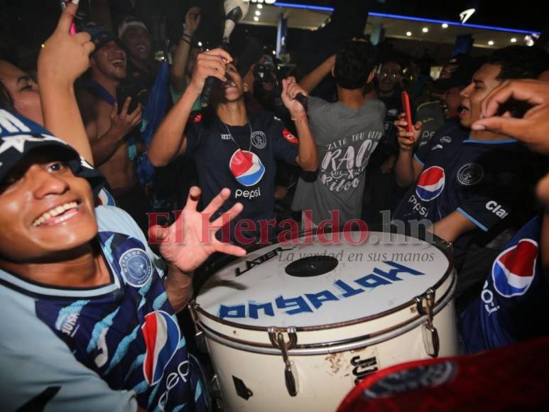 ¡Locura total! Afición de Motagua monta carnaval en la capital tras conquista de la 18