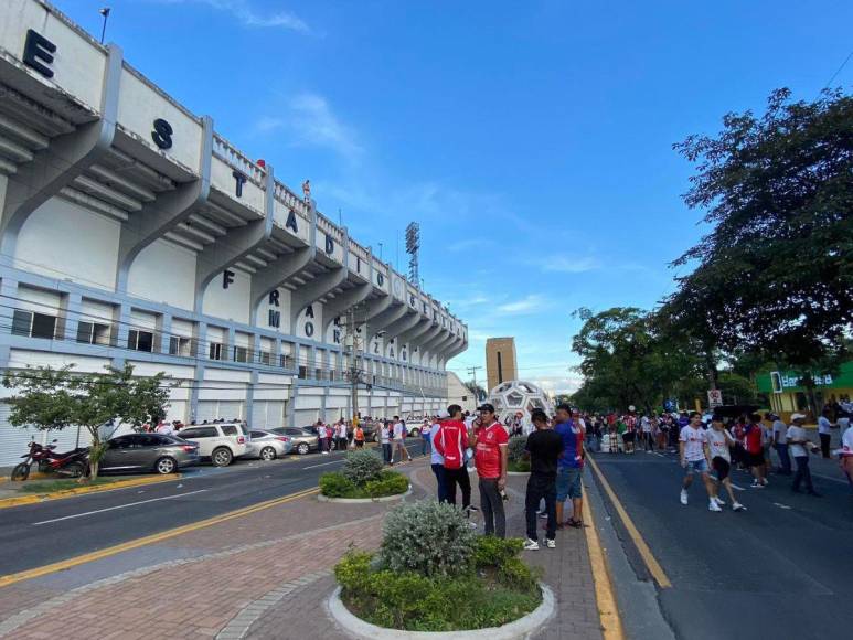 ¡Fiesta merengue! El Morazán se viste de blanco para el clásico Olimpia-Motagua