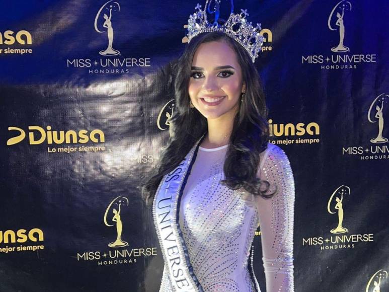 Miss Honduras, Zuheilyn Clemente, deslumbra con su belleza en su viaje a Roatán