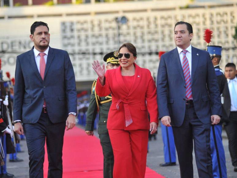 Sobrio y elegante: presidenta Xiomara Castro elige un look rojo para celebrar el 15 de septiembre