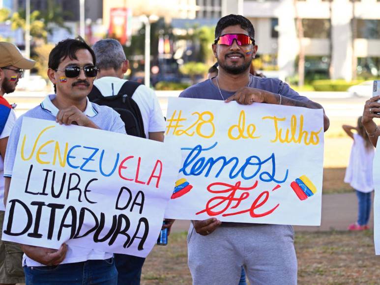 Entre pancartas y consignas, venezolanos votan en el exterior