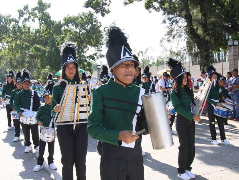 Pequeños músicos aportaron ritmo y sabor en desfiles escolares de la capital