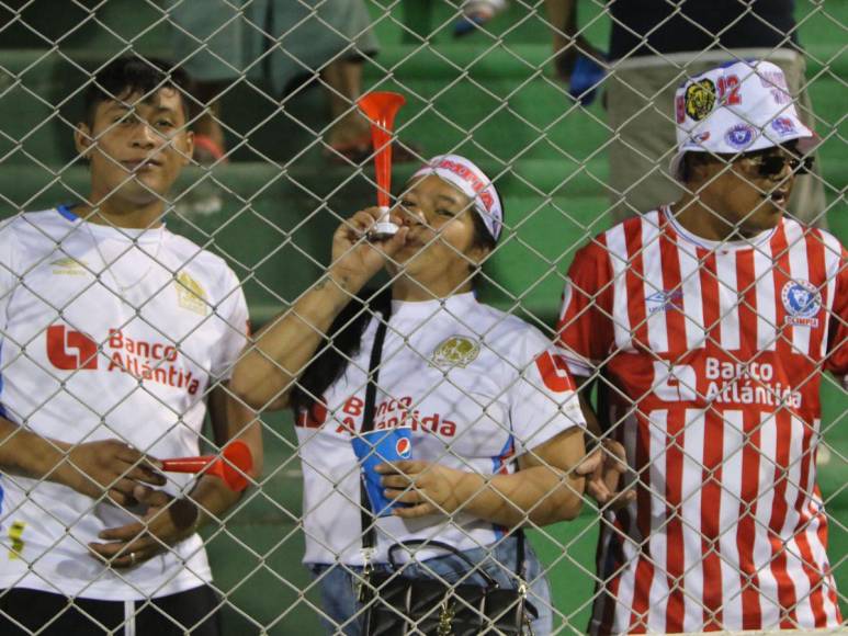 ¡Con juego de luces! Así celebró la Ultra Fiel el triunfo del Olimpia