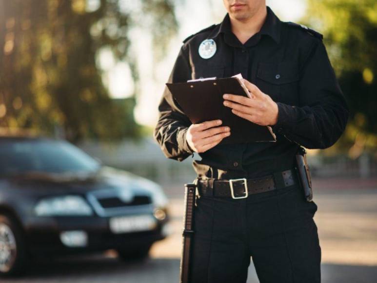 Policía robó tarjeta de crédito de un hombre muerto y la usó para pagar comida rápida y un hotel