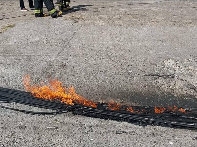 Imágenes del incendio que quemó dos negocios en colonia La Pradera