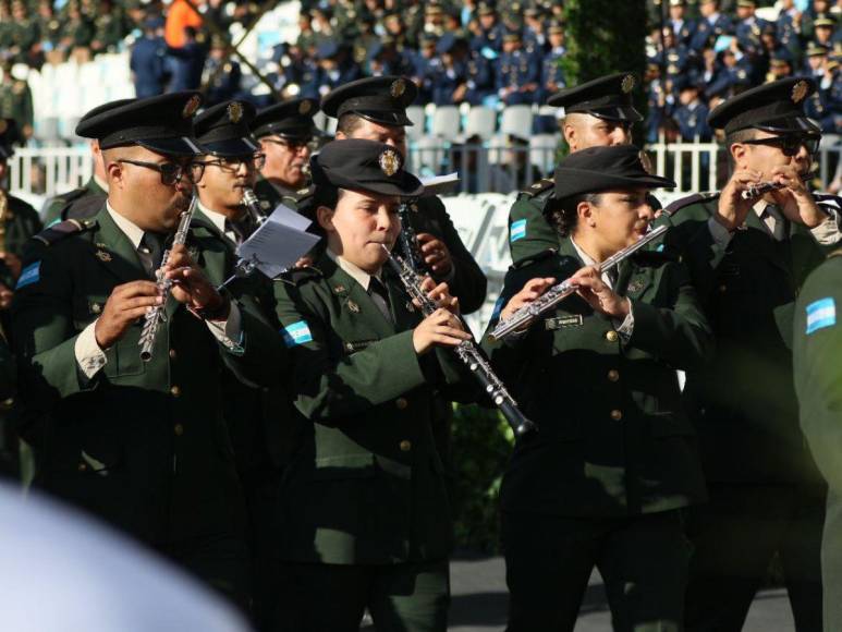 Con fervor y patriotismo, bandas marciales deslumbran este 15 de septiembre