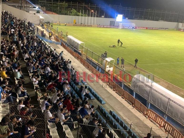 ¡Llenazo y apoyo total! El ambiente en el Morazán para el Honduras vs Panamá