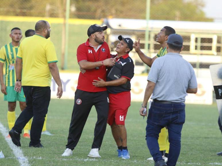 Siete expulsados y agresiones: imágenes del zafarrancho que dejó el Parrillas One-Independiente de la Liga de Ascenso