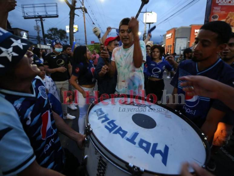 ¡Locura total! Afición de Motagua monta carnaval en la capital tras conquista de la 18