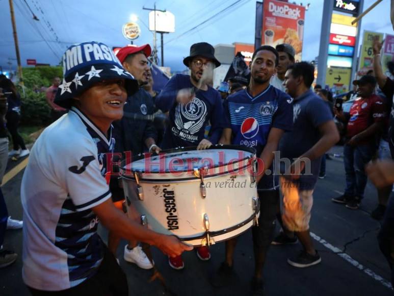 ¡Locura total! Afición de Motagua monta carnaval en la capital tras conquista de la 18