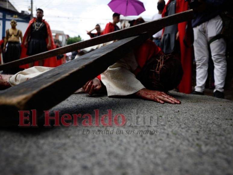 Las impresionantes imágenes del Vía Crucis de la iglesia El Calvario de Comayagüela