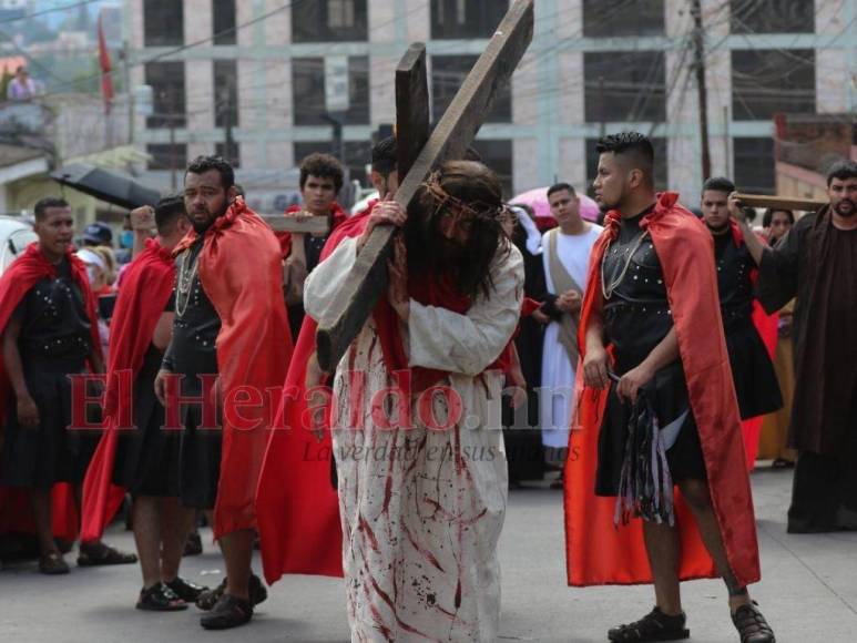 Las impresionantes imágenes del Vía Crucis de la iglesia El Calvario de Comayagüela