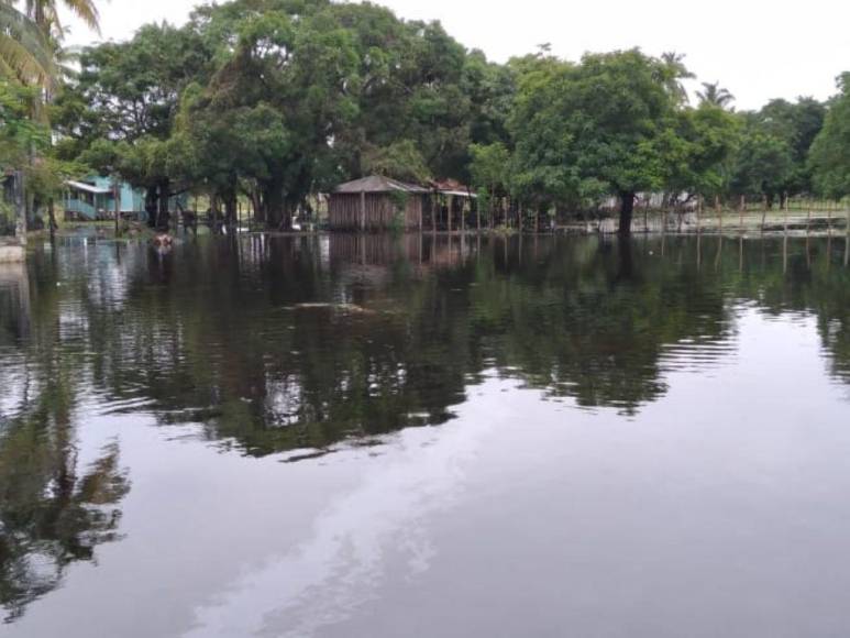 Comunidades incomunicadas, evacuaciones e intensas lluvias: Las imágenes de las inundaciones en La Mosquitia