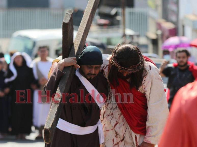 Las impresionantes imágenes del Vía Crucis de la iglesia El Calvario de Comayagüela