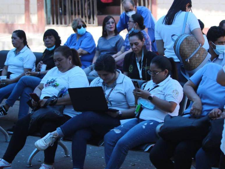 Con piñata y partido de fútbol, empleados de Medicina Forense paralizan labores y exigen aumento de salarios