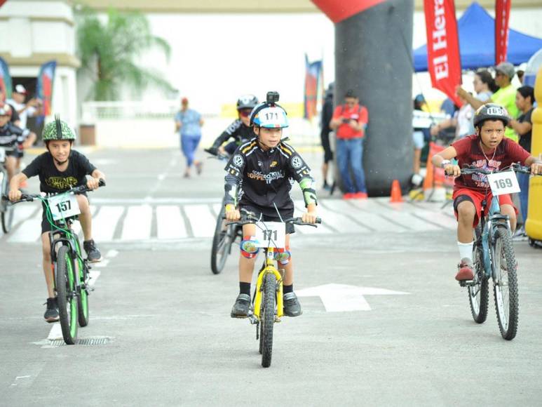 ¡Velocidad y competencia! Los aguerridos ciclistas de 9-10 años