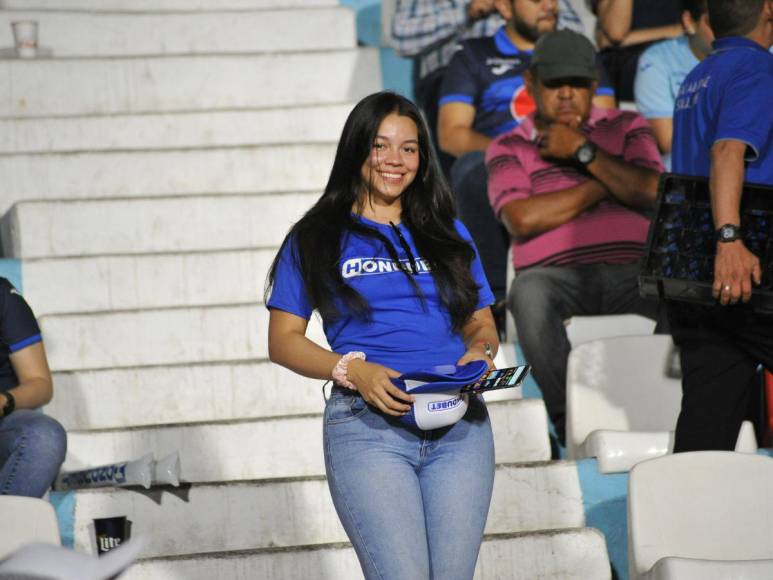 Hermosas aficionadas presentes en la semifinal Motagua vs Marathón