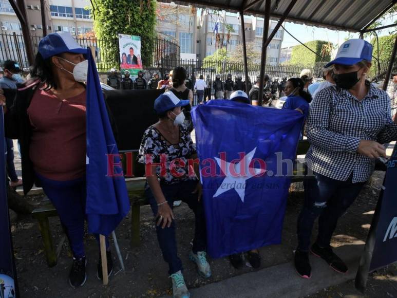 Baile, oraciones y consignas: nacionalistas apoyan a JOH afuera de la CSJ (FOTOS)