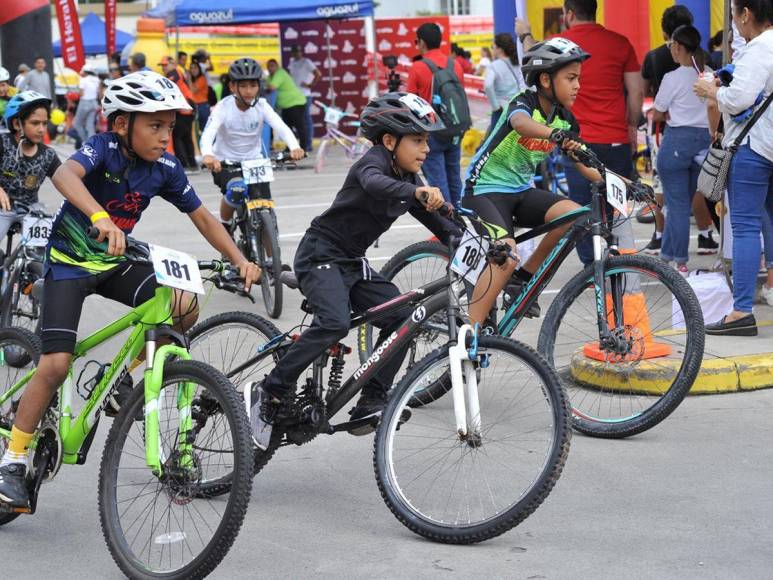 ¡Velocidad y competencia! Los aguerridos ciclistas de 9-10 años