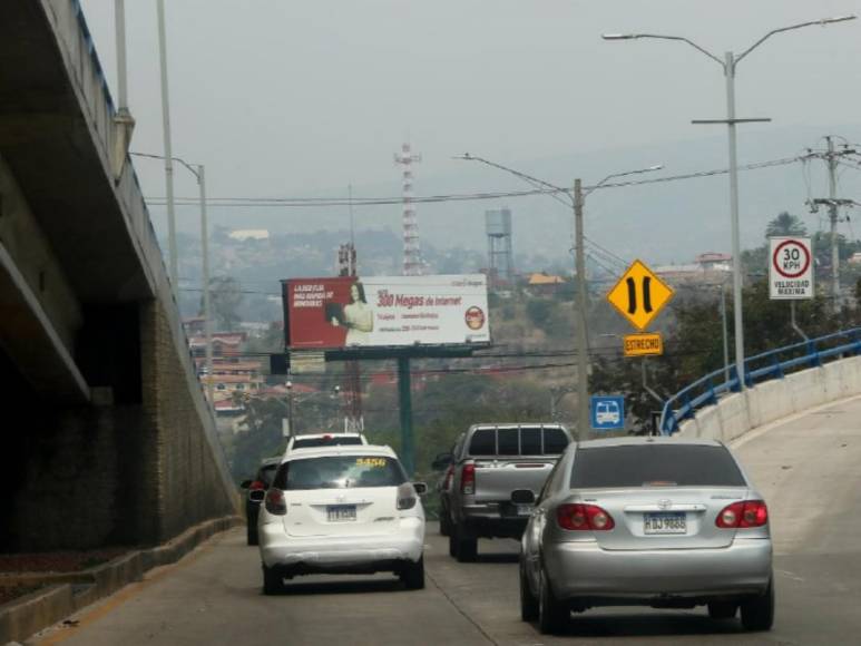 Así se ve la capital escondida en una nube de humo