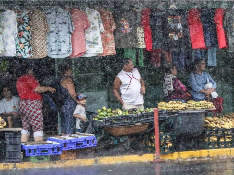 Fuertes lluvias oscurecen Tegucigalpa en pleno mediodía este martes