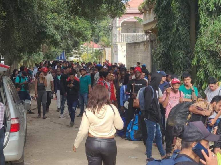 Oficinas de migración abarrotadas y filas interminables reflejan crisis migratoria en el oriente de Honduras