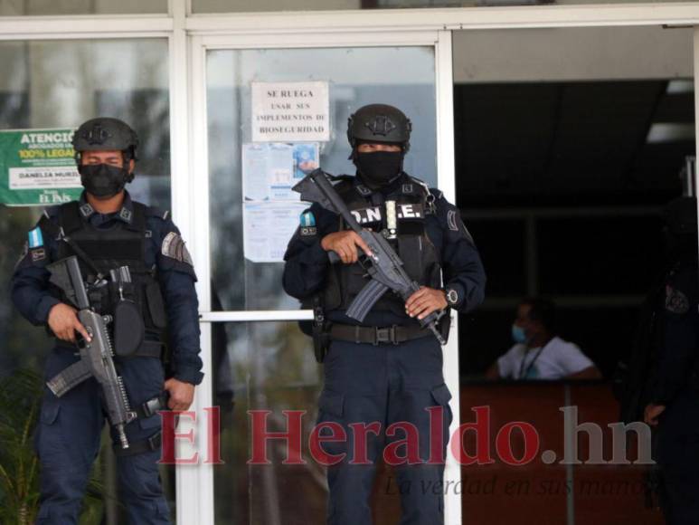 Bajo fuerte resguardo policial y en caravana: Así fue el traslado de Michael Derringer Powery a la CSJ