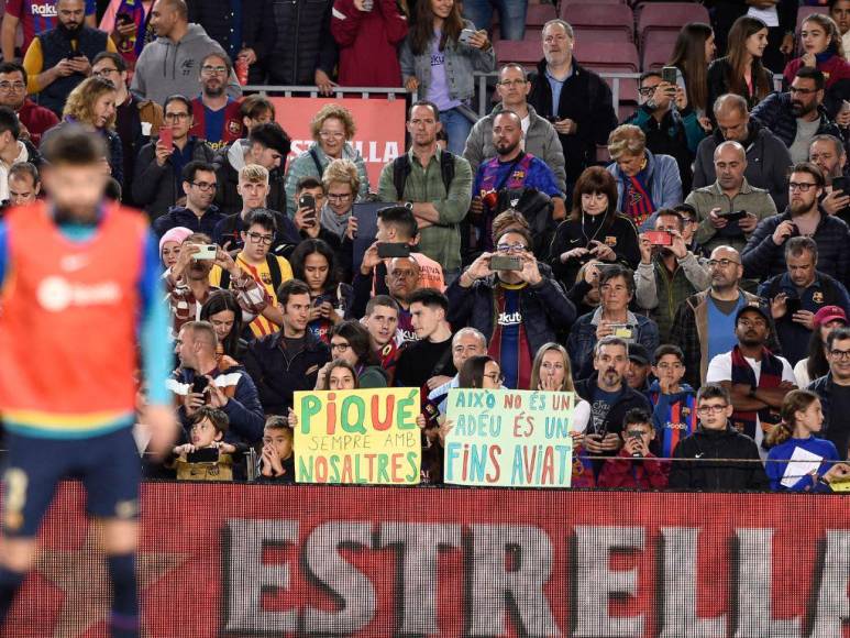 Acompañado de sus hijos y ovacionado por la afición: Así fue el último partido de Piqué con el Barcelona