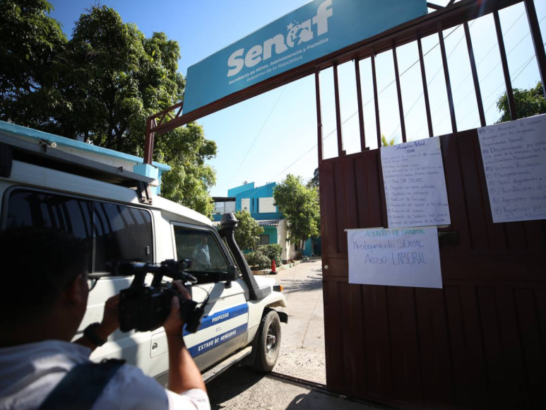 Continúan protestas en la Senaf tras agresión de policía a manifestantes