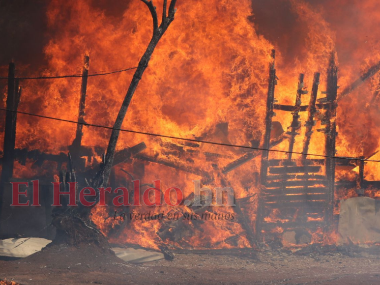 Las impactantes imágenes que dejó incendio de vivienda en Tegucigalpa