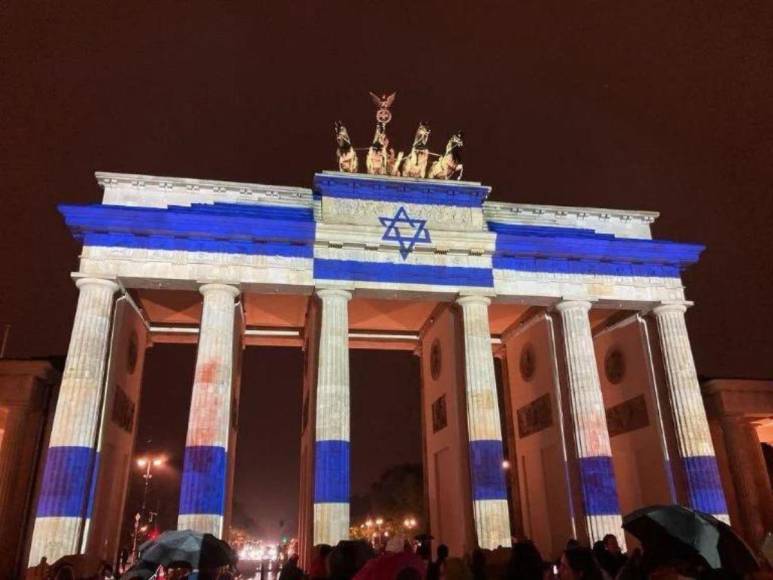 Monumentos famosos de varias ciudades del mundo se iluminan en apoyo a Israel