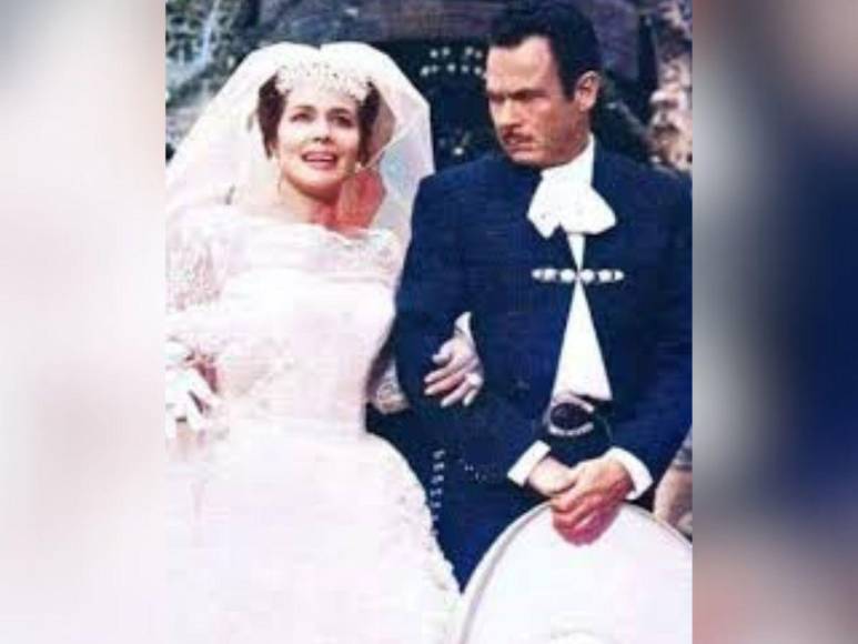 ¿Ángela Aguilar usó el vestido de bodas de su abuela? Esto se sabe