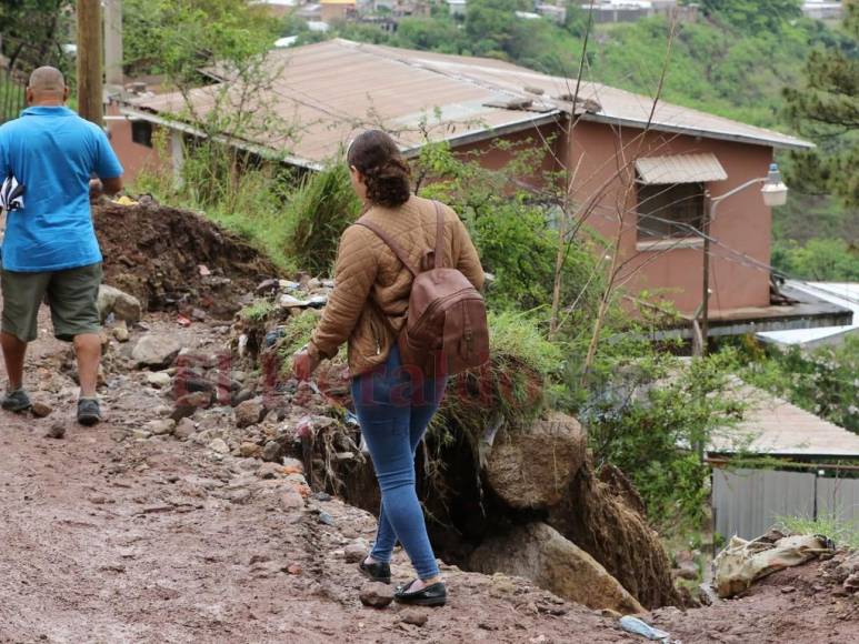 Cráteres, lodo y zonas a punto de quedar incomunicadas: así luce la capital tras las lluvias