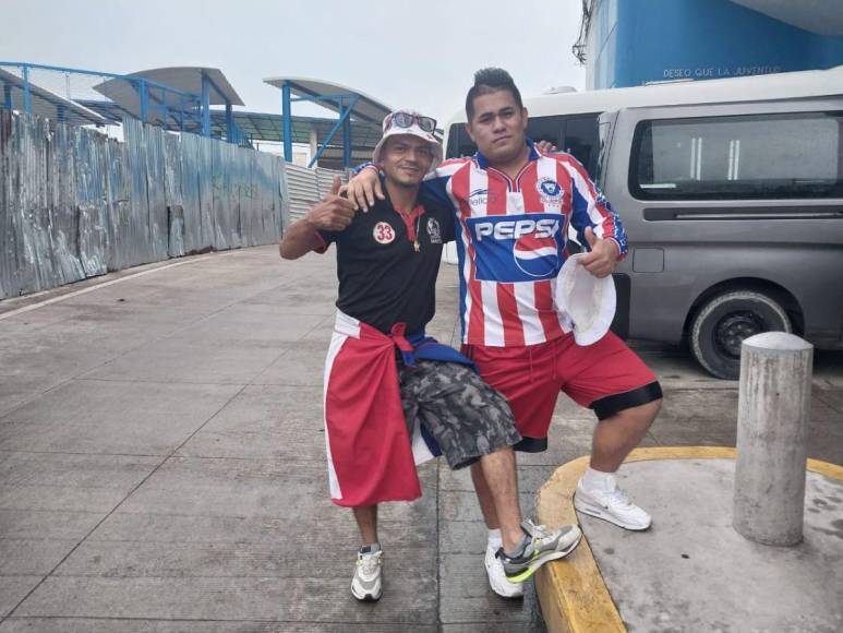 Aficionados le ponen ambiente al clásico Motagua - Olimpia en el Estadio Nacional