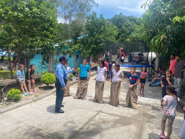 Policía Nacional le celebra el Día del Niño a menores que recolectan basura