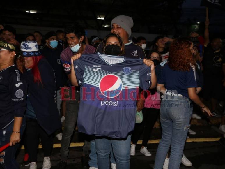 ¡Locura total! Afición de Motagua monta carnaval en la capital tras conquista de la 18