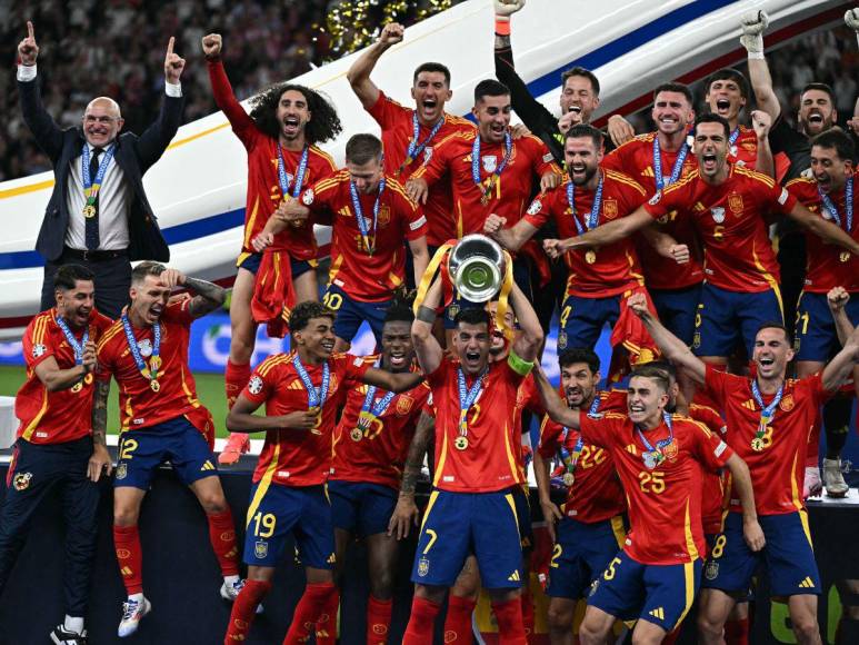 Eufórico festejo de España tras conquistar la cuarta Eurocopa de su historia