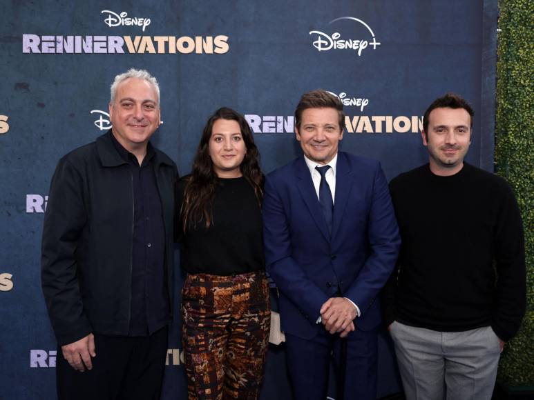 Con bastón, así llegó Jeremy Renner a su primera alfombra roja tras trágico accidente