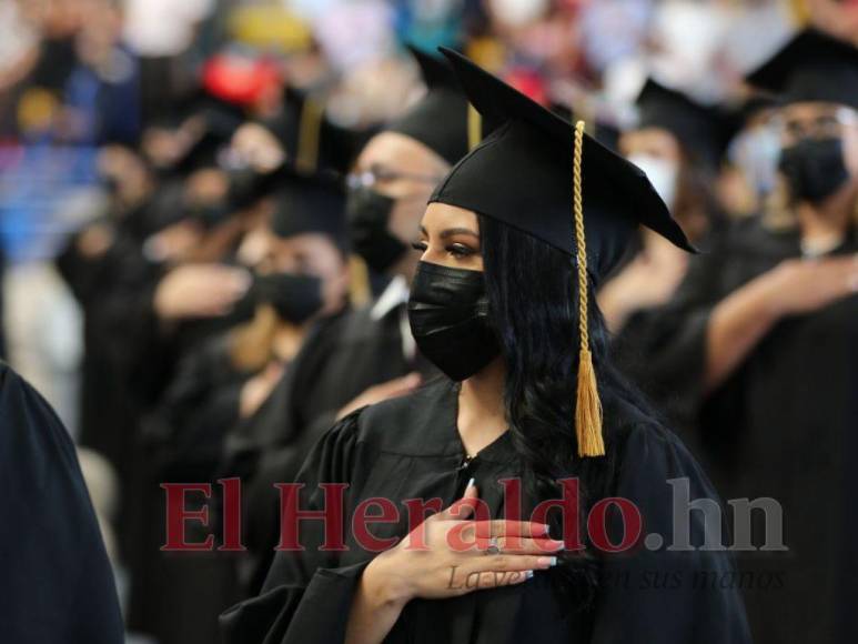 Más de 2,000 nuevos profesionales se gradúan de la UNAH