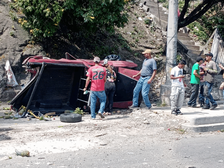 Imágenes del brutal choque de una rastra en El Carrizal; hay dos muertos