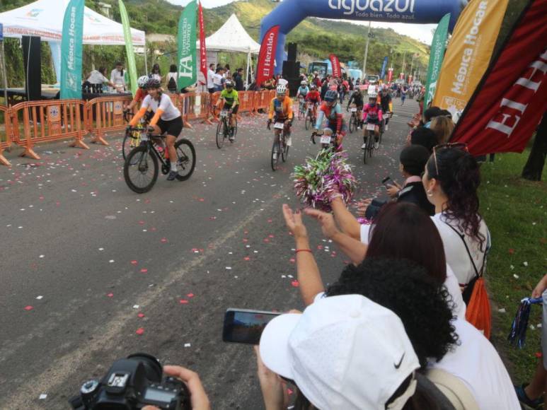 Familias y pequeños se hacen presente a la Vuelta Ciclística 2023