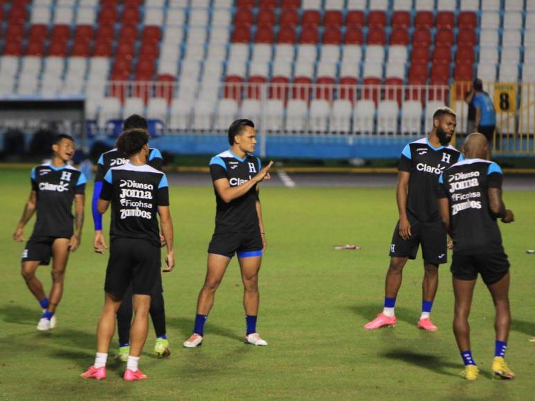 Del avión directo al estadio: Honduras prepara el duelo ante Granada en el “Chelato” Uclés